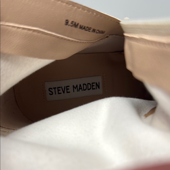 Elegant Cream Steve Madden 9.5 Ankle Patent Boots - Picture 3 of 6